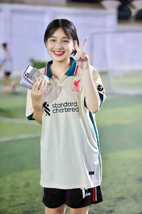 gái xinh mặc áo bóng đá 01