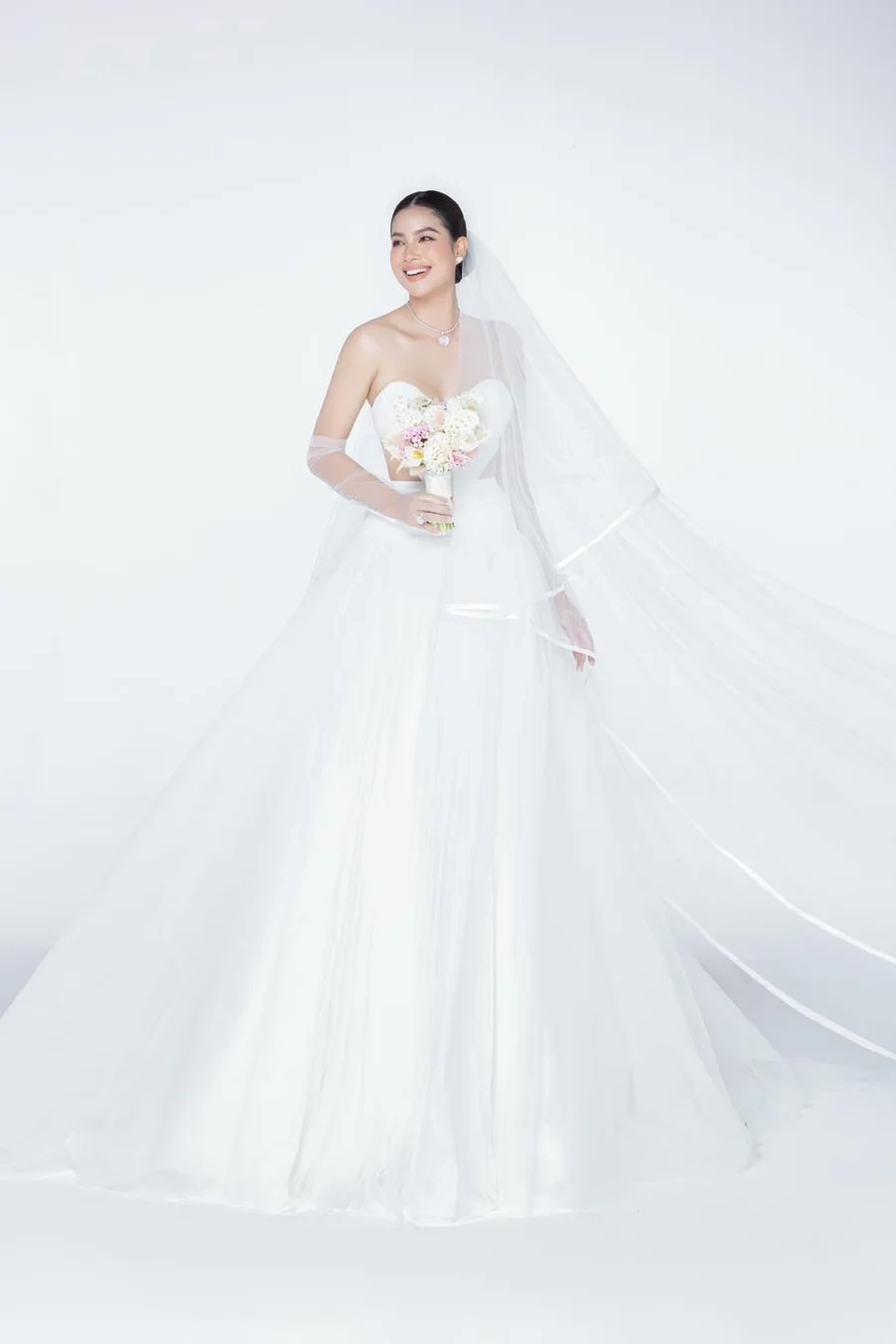 Hình ảnh Phạm Hương tỏa sáng trong mọi khoảnh khắc, từ sàn diễn đến đời thường.