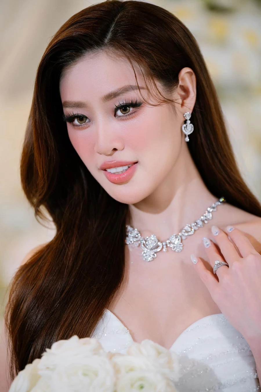 Miss áo dài Khánh Vân khẳng định vẻ đẹp truyền thống, đậm chất Việt Nam trong từng bước di.