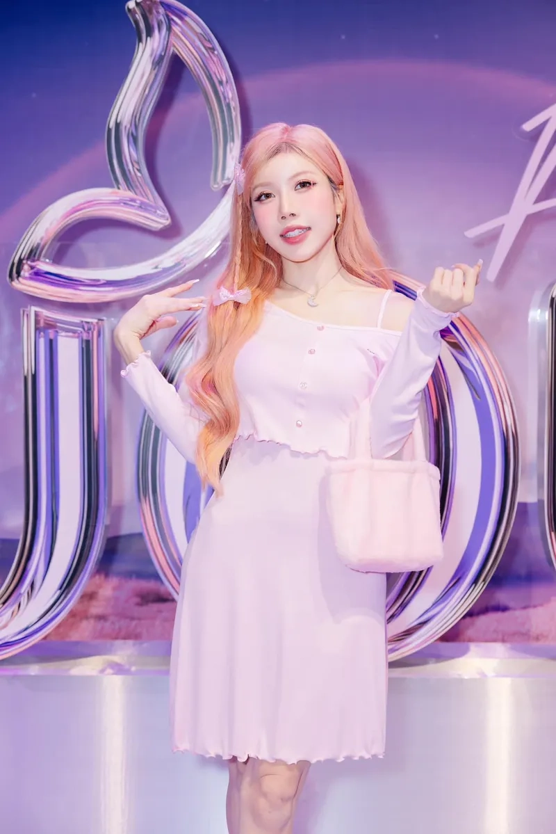 Barbie Trang Pháp lyrics, lời bài hát đầy màu sắc cá tính