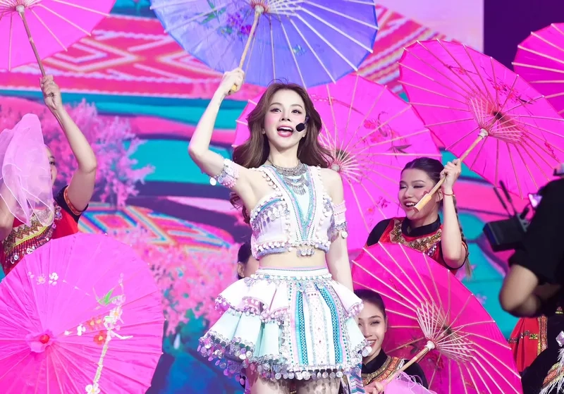 DJ Mie chị đẹp đạp gió rẽ sóng, màn thể hiện bùng nổ tại chương trình