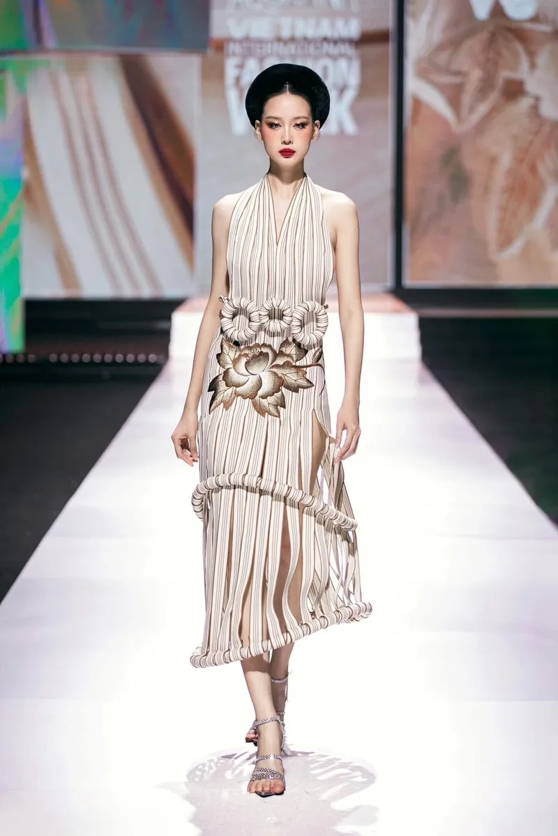 Lê Nguyễn Bảo Ngọc catwalk đẳng cấp giúp cô tỏa sáng