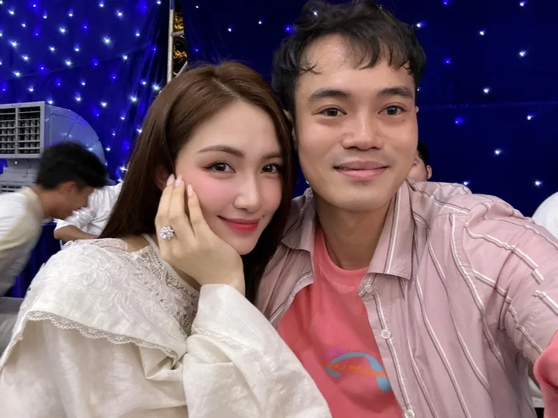 Văn Toàn và Hòa Minzy yêu nhau có phải là sự thật