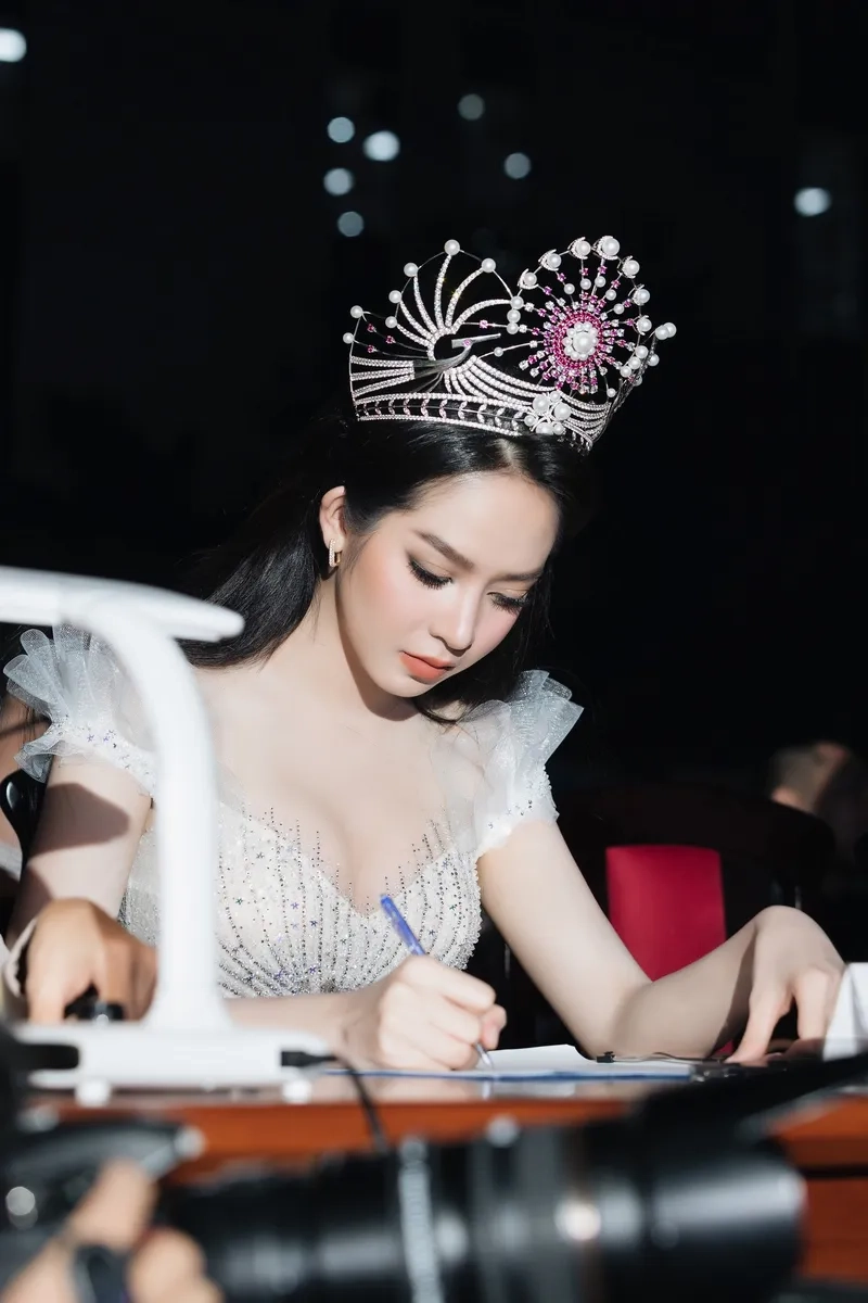 Huỳnh Thị Thanh Thủy đăng quang và câu chuyện đầy cảm xúc phía sau
