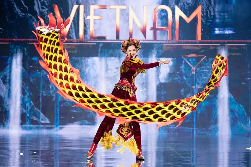 Trang phục dân tộc Lê Hoàng Phương có tạo nên cơn sốt tại MGI không