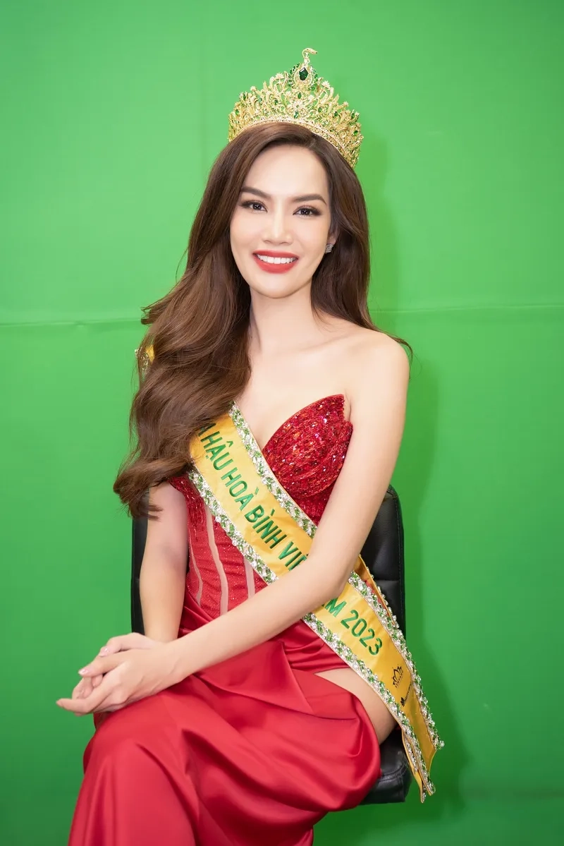 Lê Hoàng Phương đăng quang với câu trả lời ứng xử xuất sắc