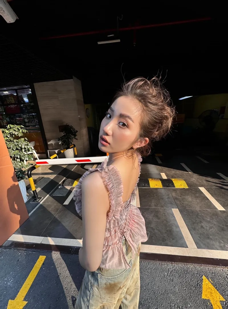 Lê Thị Khánh Huyền livestream trò chuyện cùng fan với nhiều câu chuyện thú vị