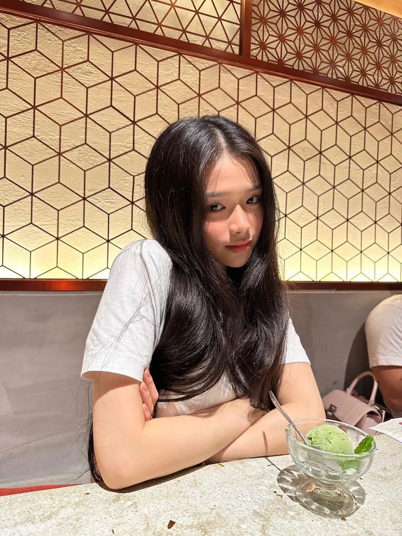 Chiều cao Linh Ka khiến cô luôn nổi bật trong mọi khung hình