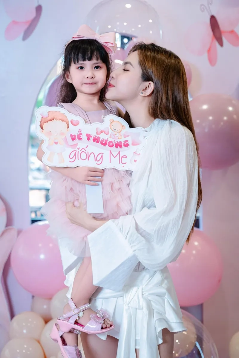 Thiên An bé Sol và những khoảnh khắc đáng yêu bên con gái
