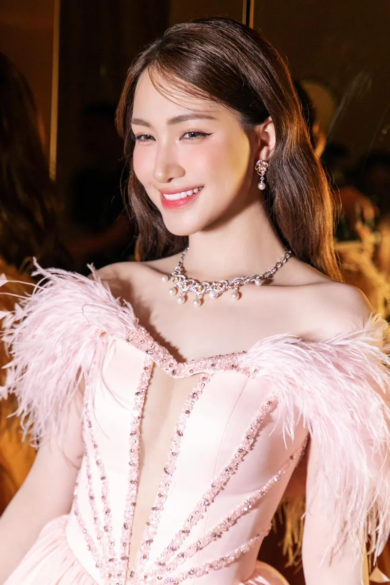 Chiều cao Hòa Minzy không quá nổi bật nhưng vẫn cuốn hút mọi ánh nhìn