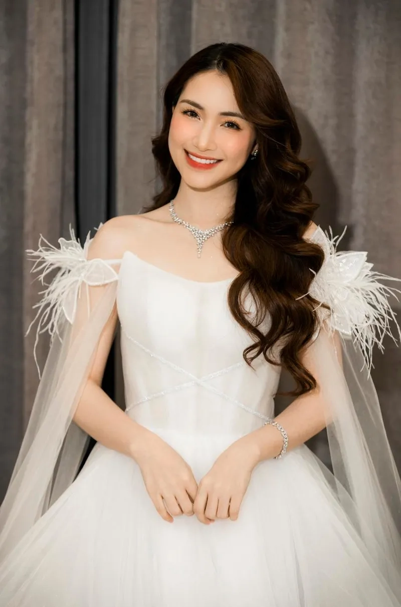 Hòa Minzy cao mét bao nhiêu khiến fan bất ngờ khi đứng cạnh đồng nghiệp