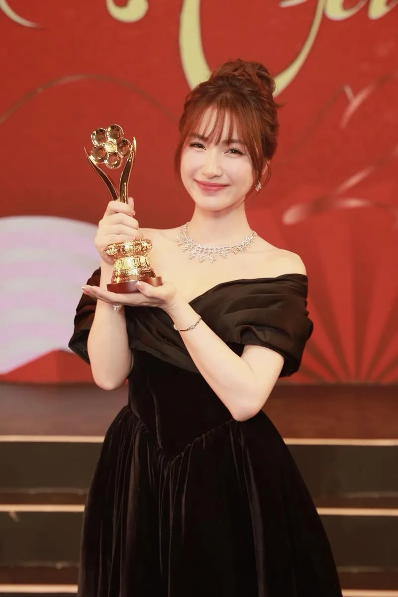 Hòa Minzy cao bao nhiêu mà luôn trông nhỏ nhắn nhưng đầy năng lượng