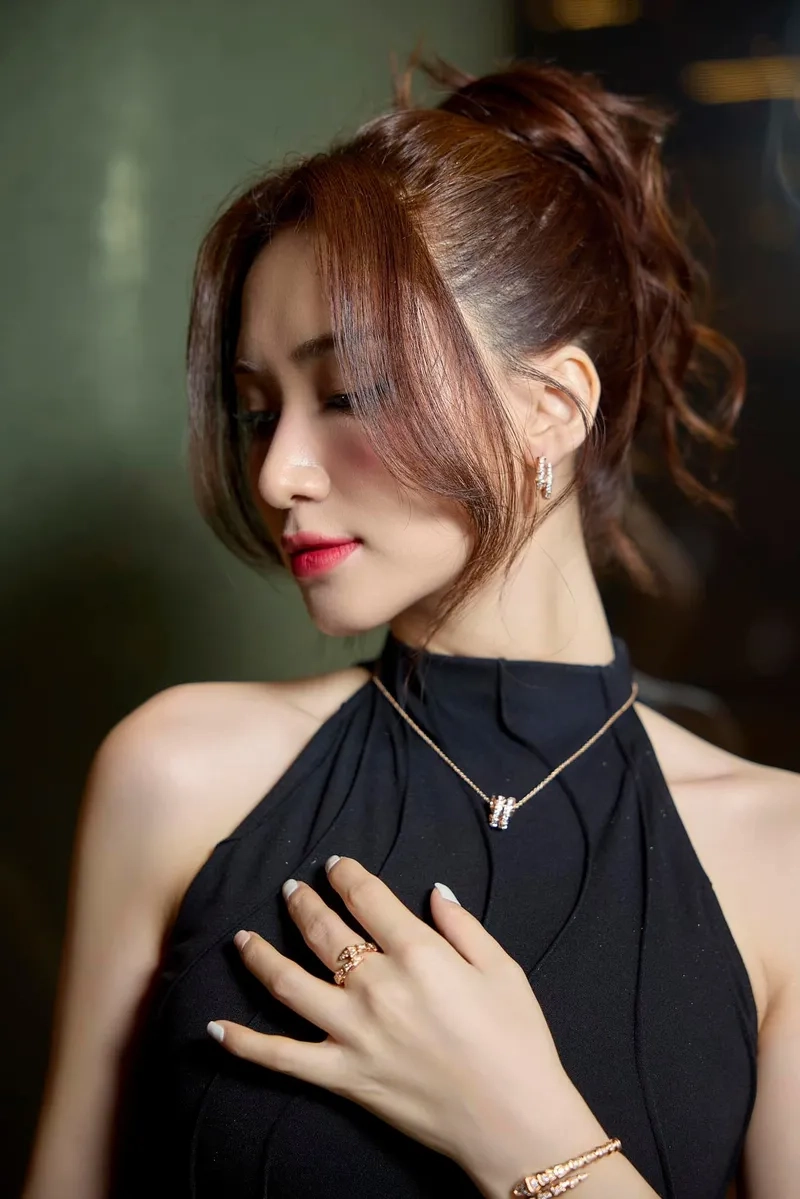 Hòa Minzy quê ở đâu mà có giọng hát ngọt ngào đến vậy