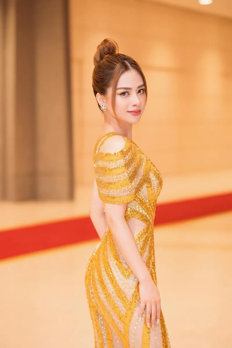 Ca sĩ Dương Hoàng Yến sinh năm bao nhiêu, tuổi thật gây bất ngờ