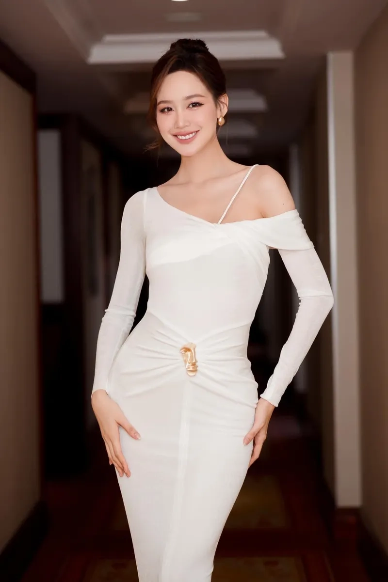 Lê Nguyễn Bảo Ngọc cao bao nhiêu mà luôn nổi bật trên sân khấu