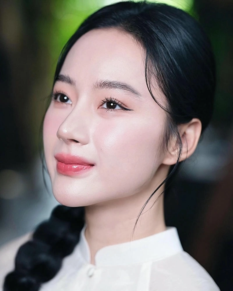 Angela Phương Trinh diện đầm gợi cảm nổi bật