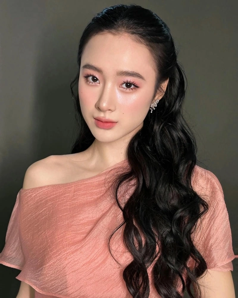 Phong cách thời trang diễn viên Angela Phương Trinh