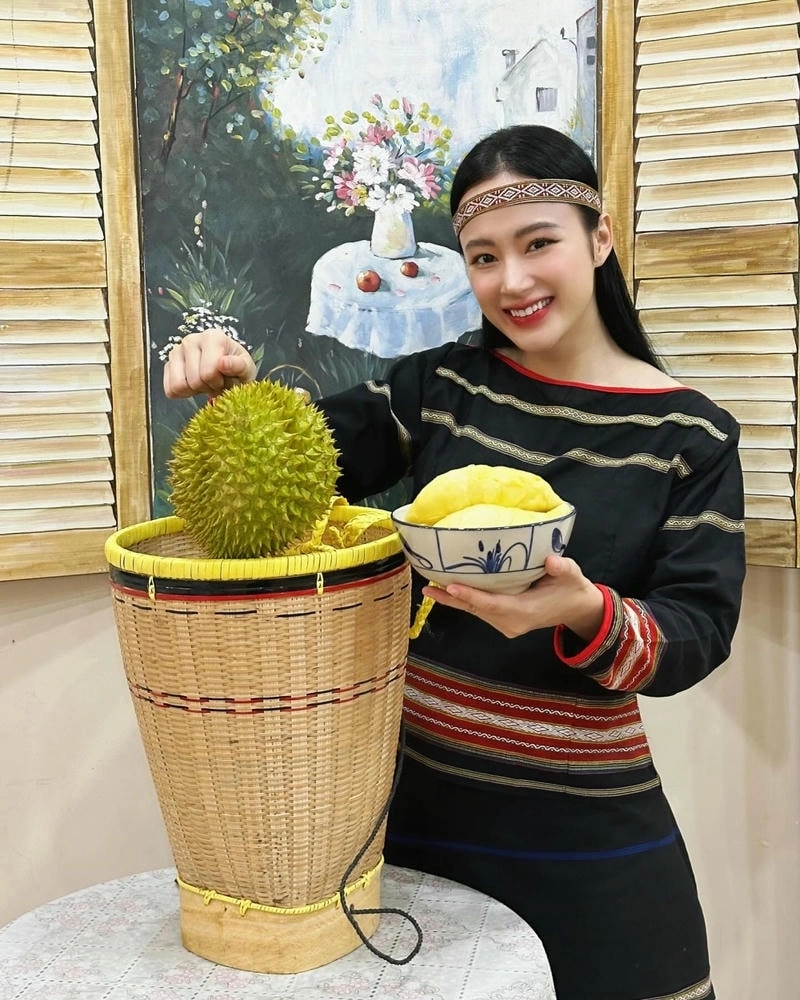 Thân hình săn chắc nhờ Angela Phương Trinh tập tạ