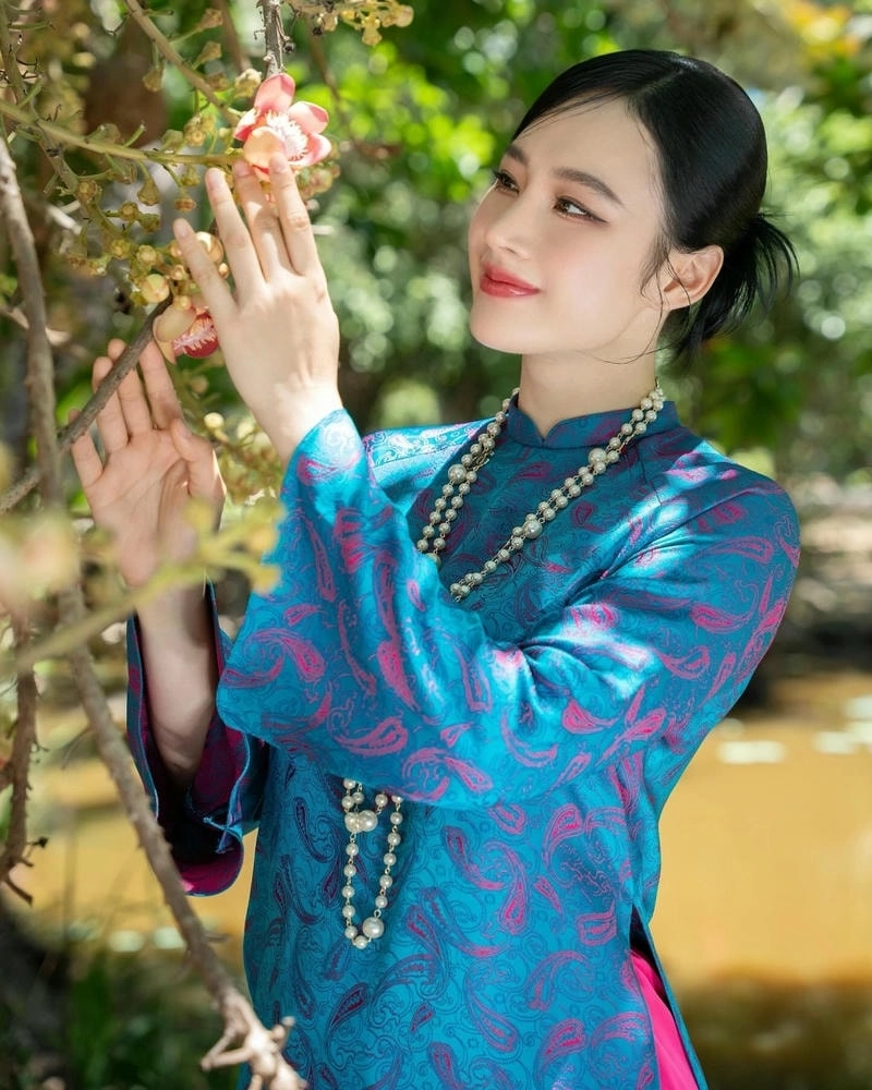 Bất ngờ với quá khứ của Angela Phương Trinh tai tiếng