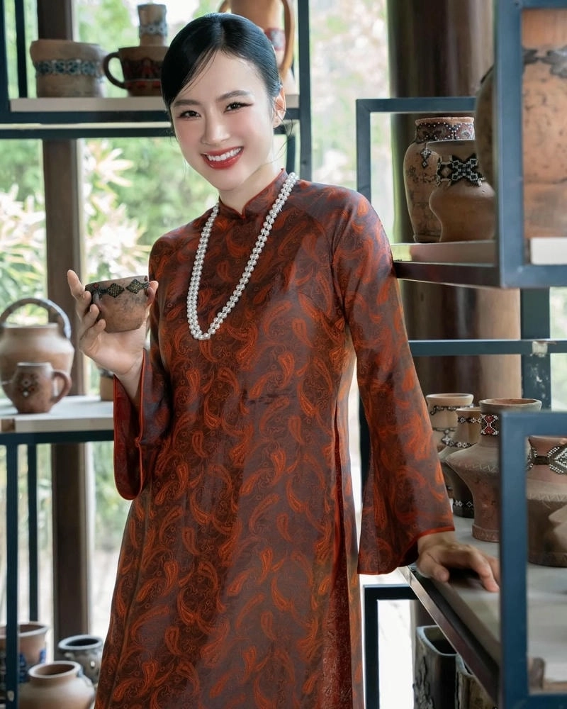 Danh tính bạn trai Angela Phương Trinh gây tò mò