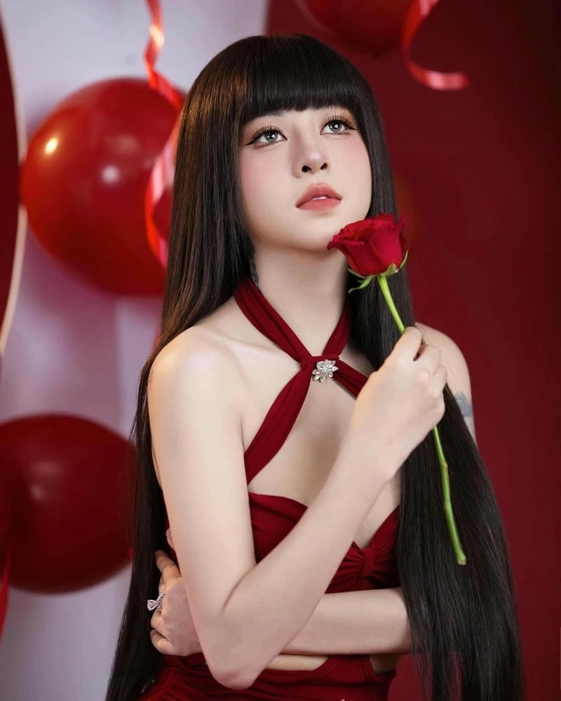 Cẩm Tiên đàn guitar hòa âm dịu dàng