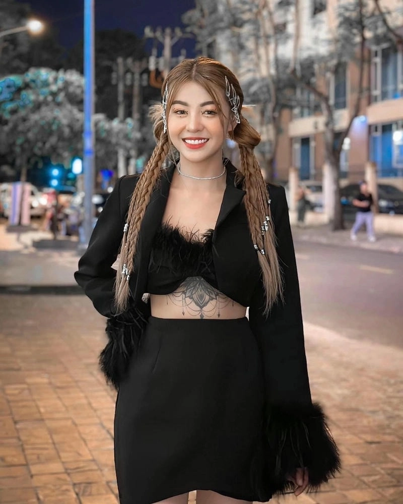 Hana Cẩm Tiên tiểu sử đầy dấu ấn nghệ thuật