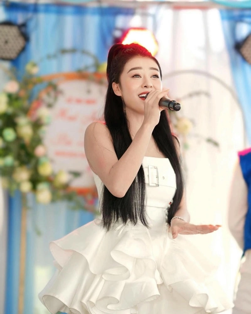 Qua cầu rước em Hana Cẩm Tiên mang nét duyên quê