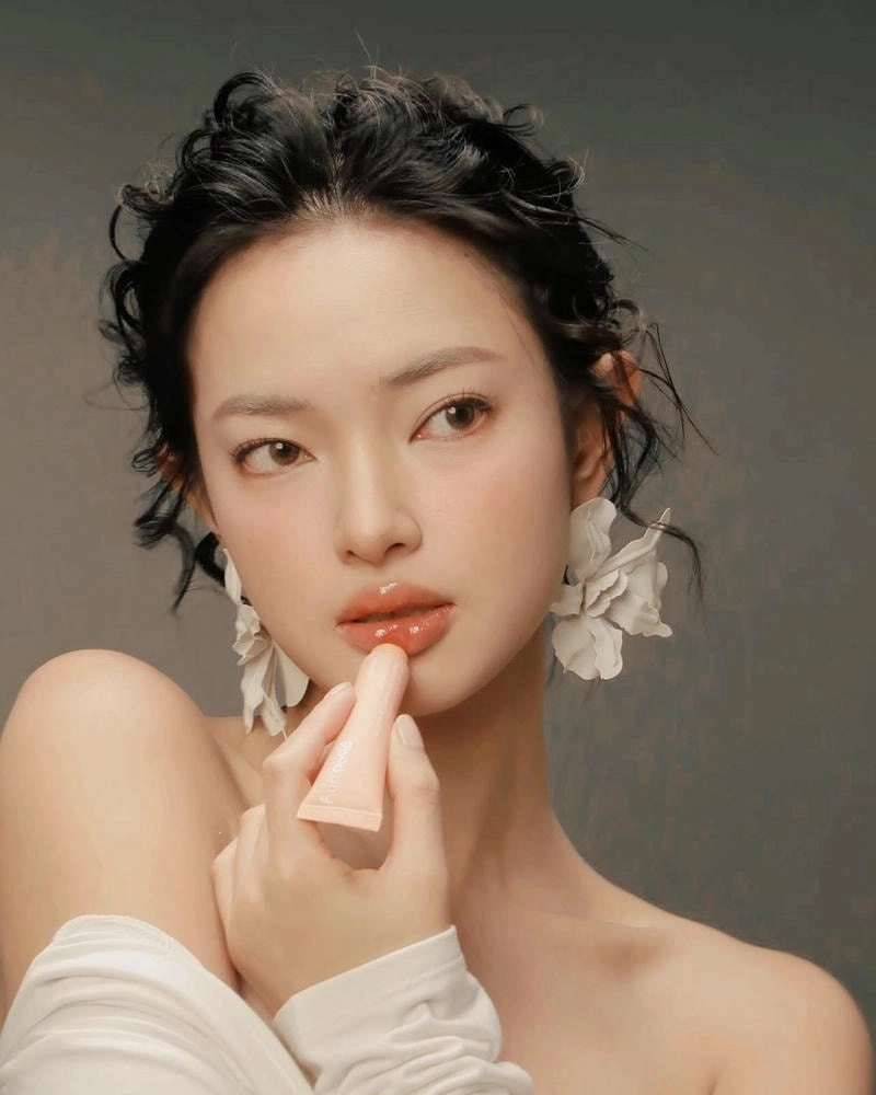 Dòng trạng thái gây sốc Hết yêu Châu Bùi