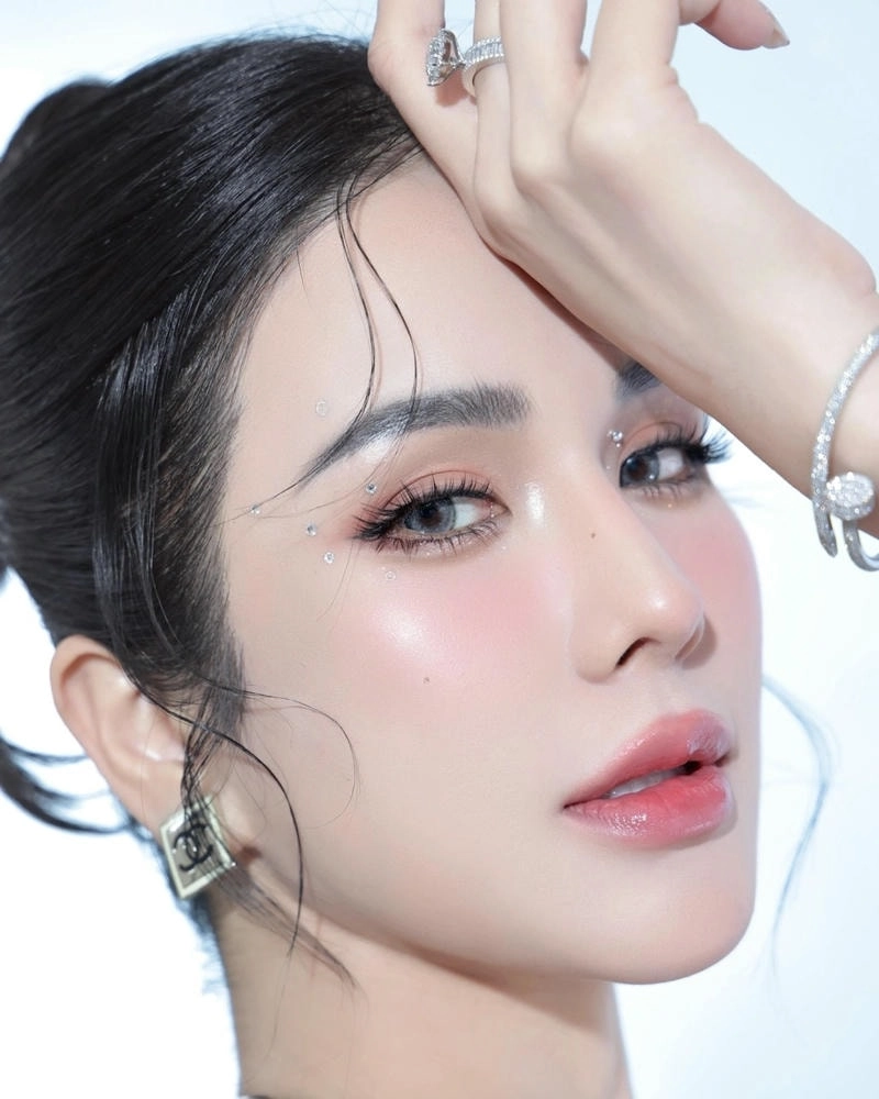 Diệp Lâm Anh xuất hiện đầy cuốn hút