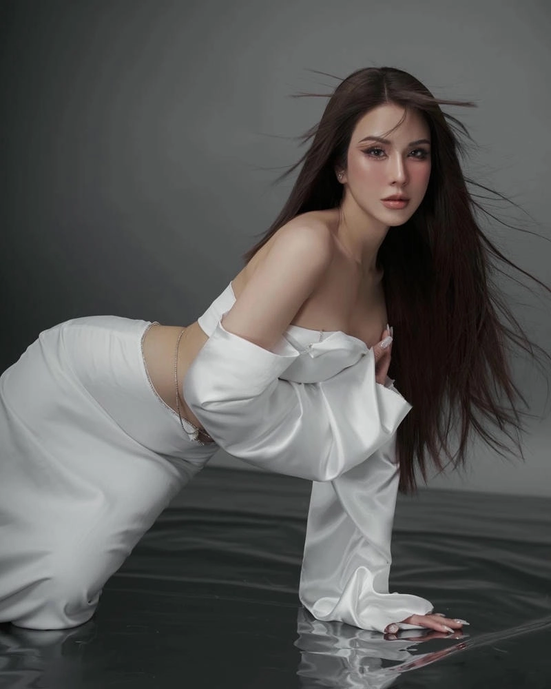 Diệp Lâm Anh livestream tiết lộ chuyện riêng