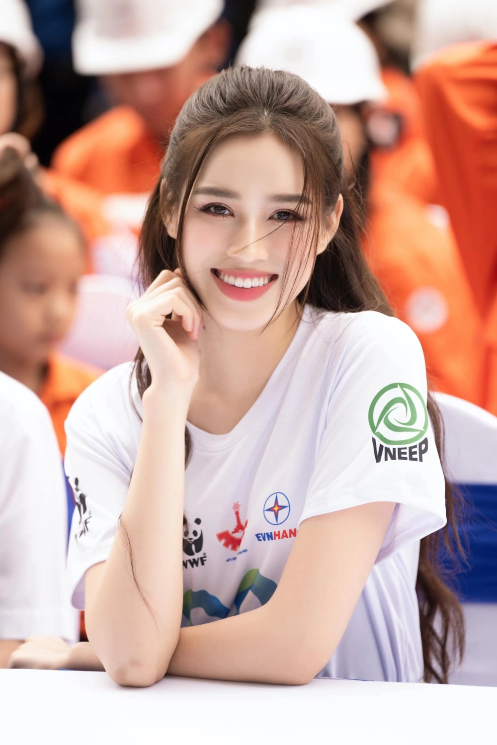 Chiêm ngưỡng Đỗ Thị Hà áo dài duyên dáng