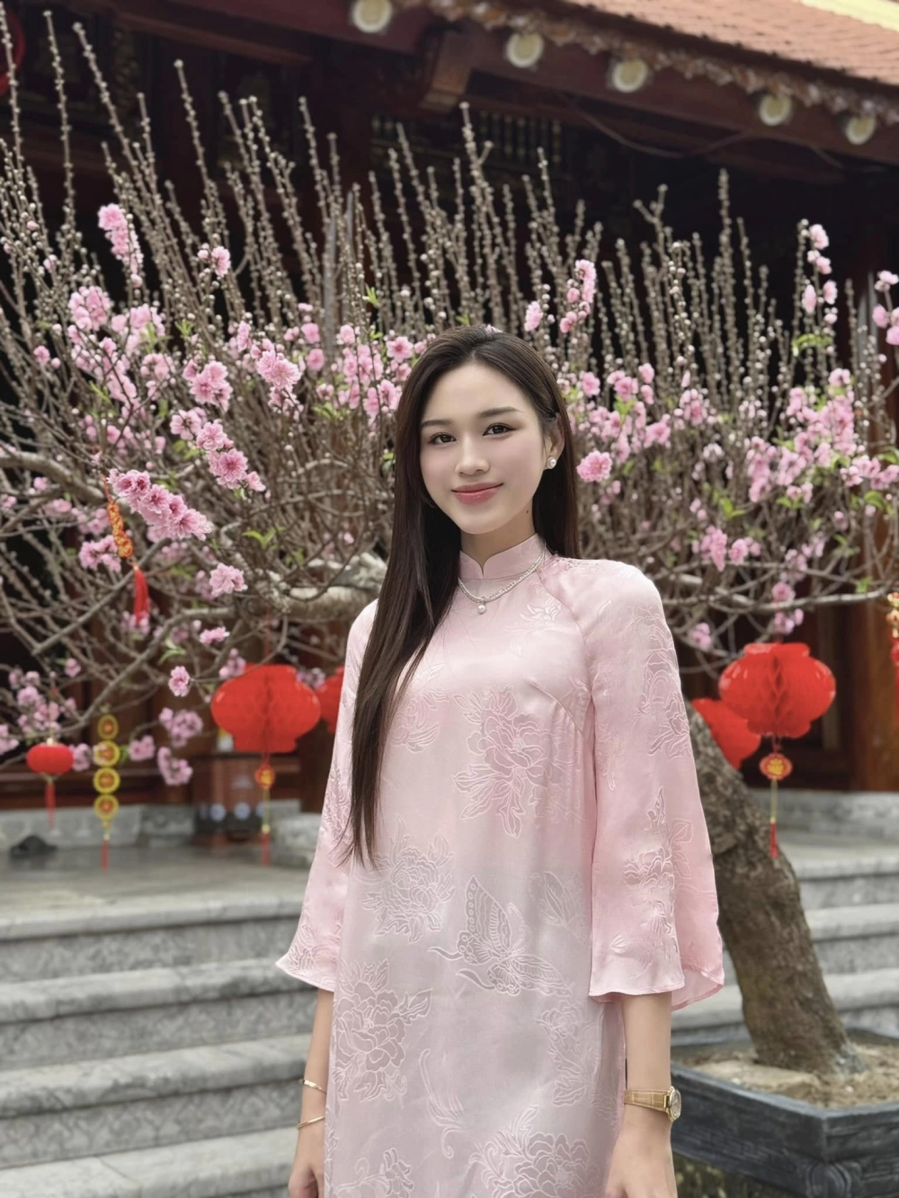 Giây phút Hoa hậu Đỗ Thị Hà trao vương miện