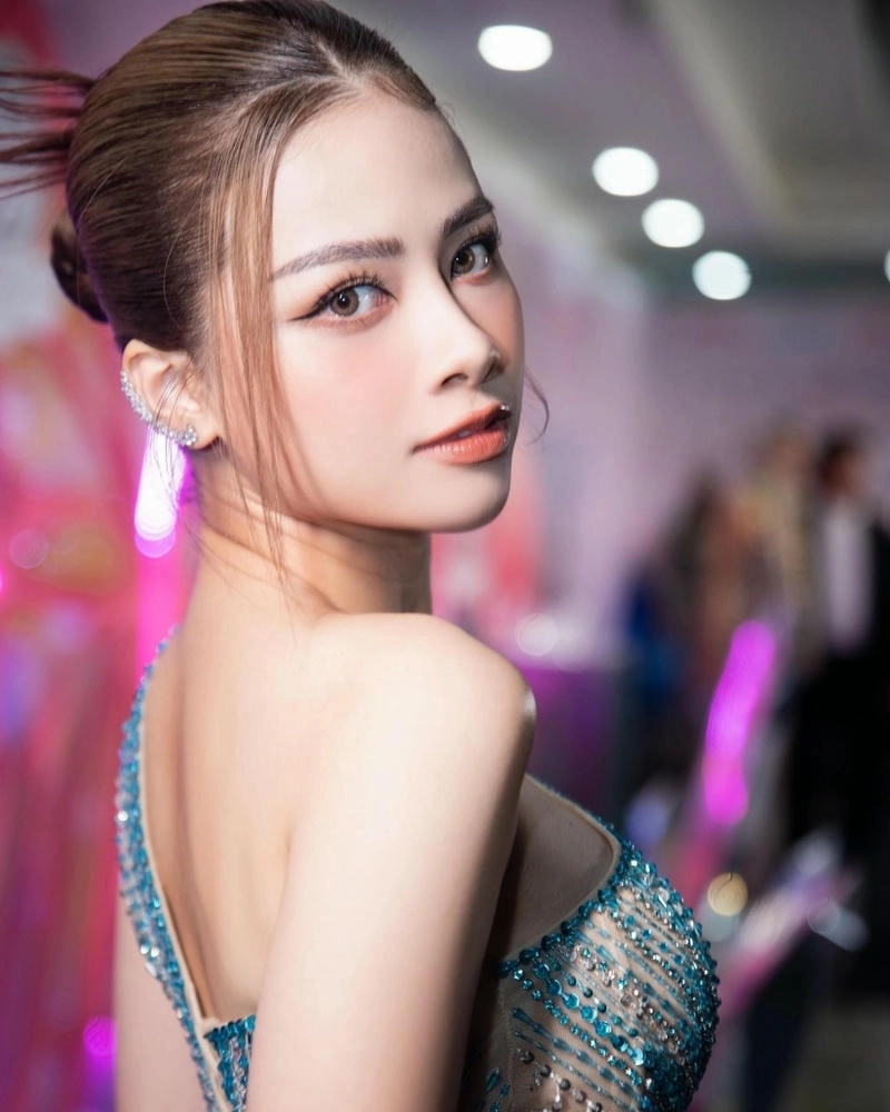 Dương Hoàng Yến rạng rỡ cuốn hút