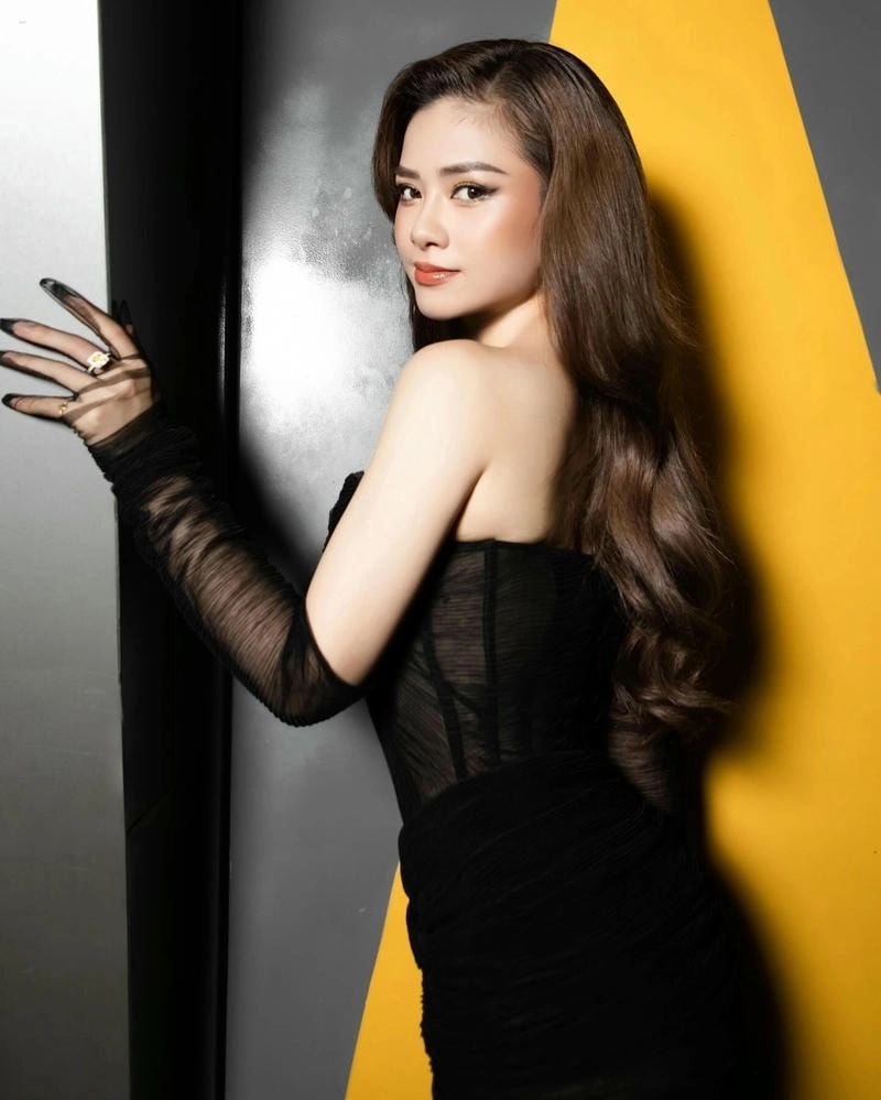 Duyên dáng với Chiếc khăn piêu Dương Hoàng Yến