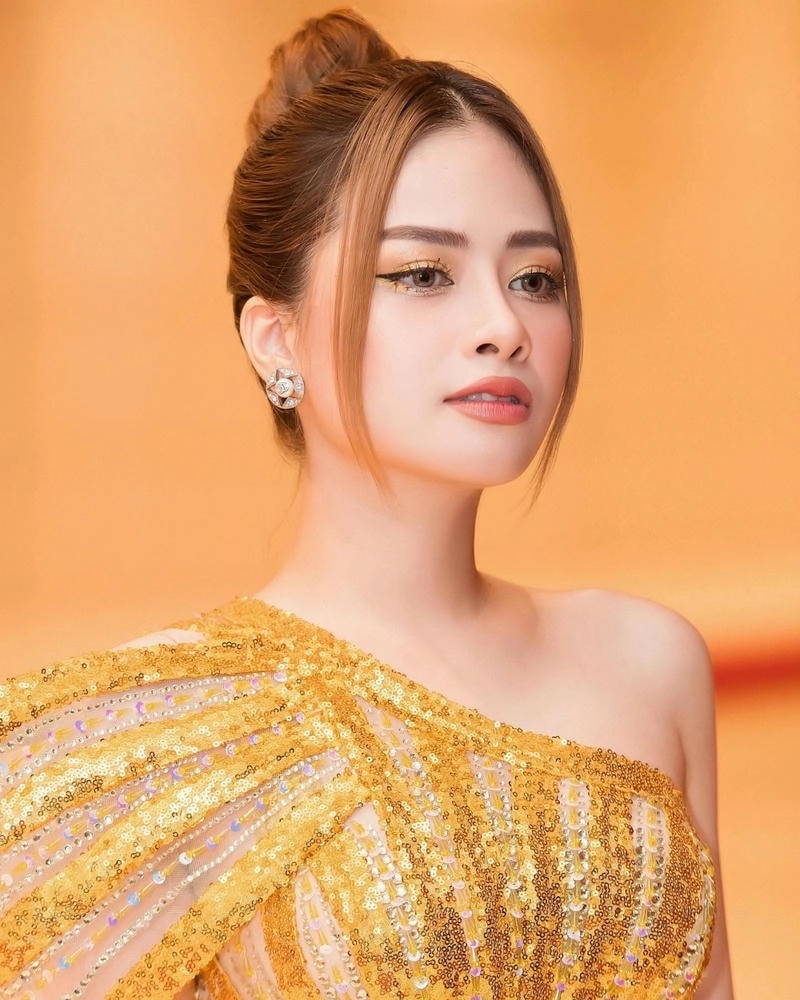 Khám phá ngay Dương Hoàng Yến cao mét bao nhiêu