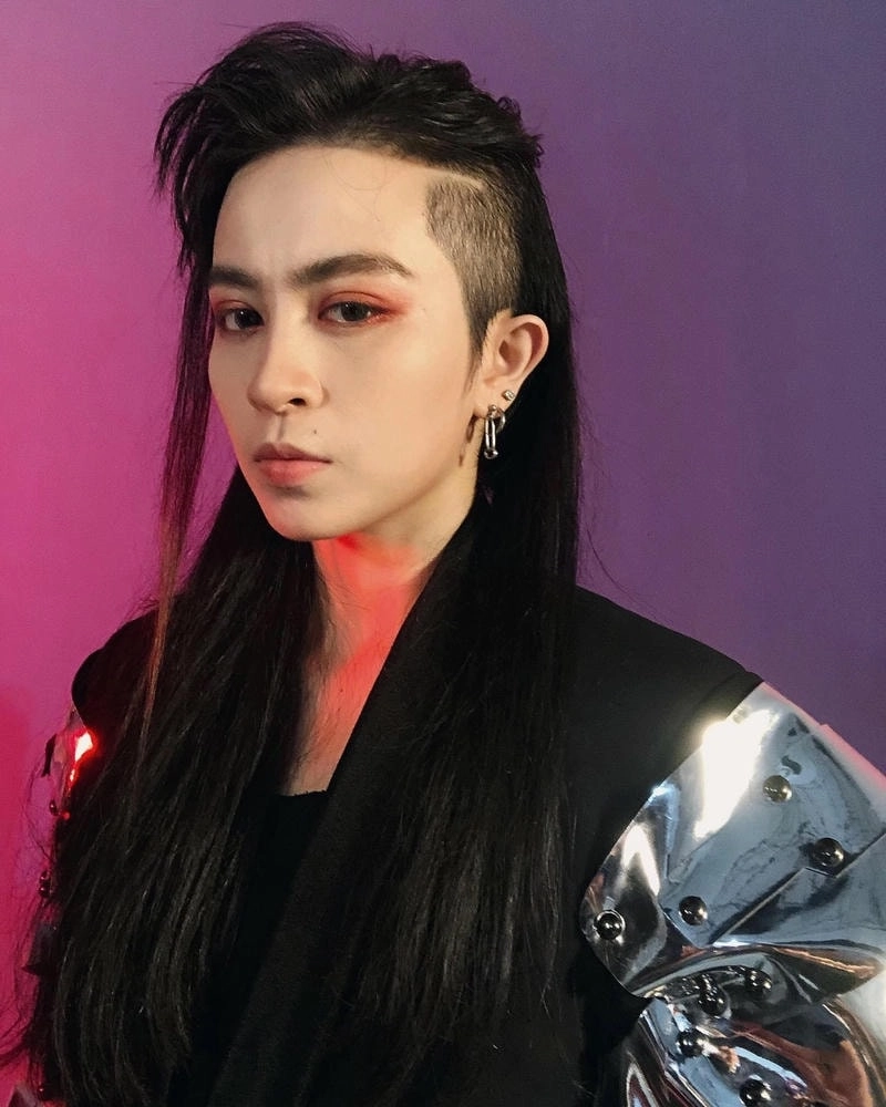 Gil Lê thời tóc dài trông cực cuốn hút