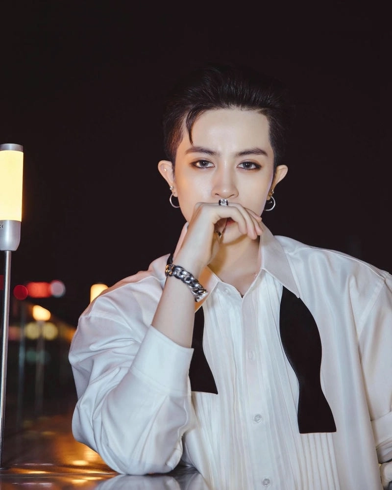 Tên thật của Gil Lê được tiết lộ rõ ràng