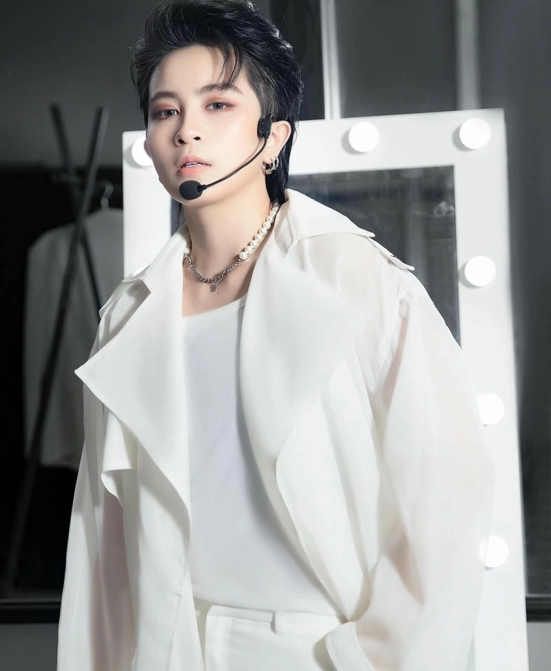 Gil Lê để tóc dài tạo cơn sốt diện mạo