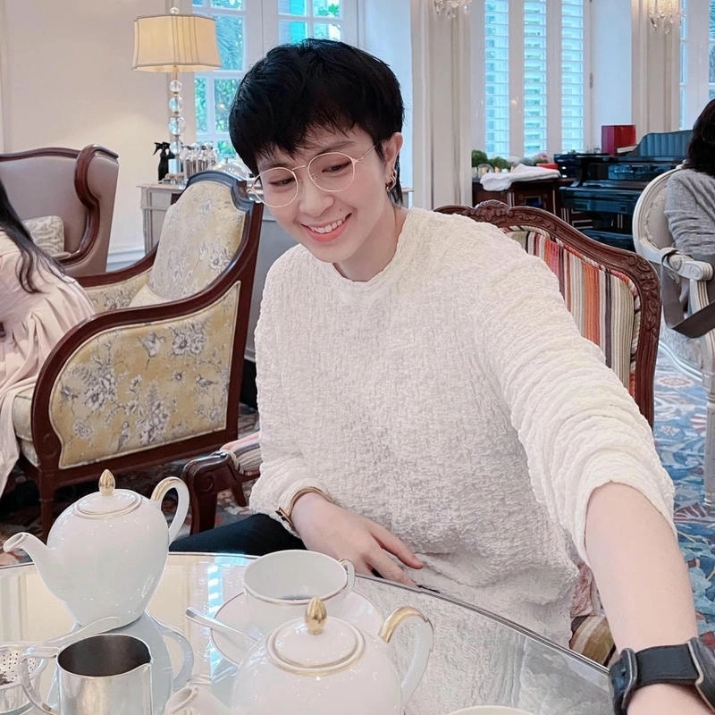 Gil Lê mặc váy khiến fan ngỡ ngàng