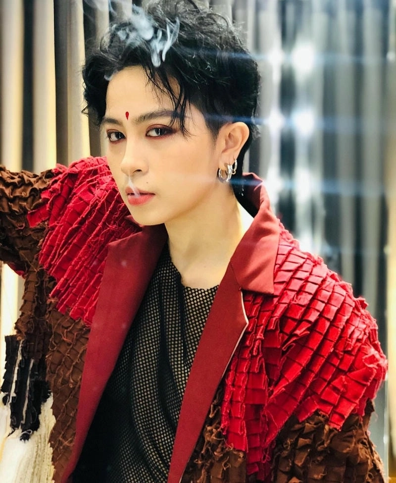 Tiểu sử của Gil Lê luôn gây chú ý