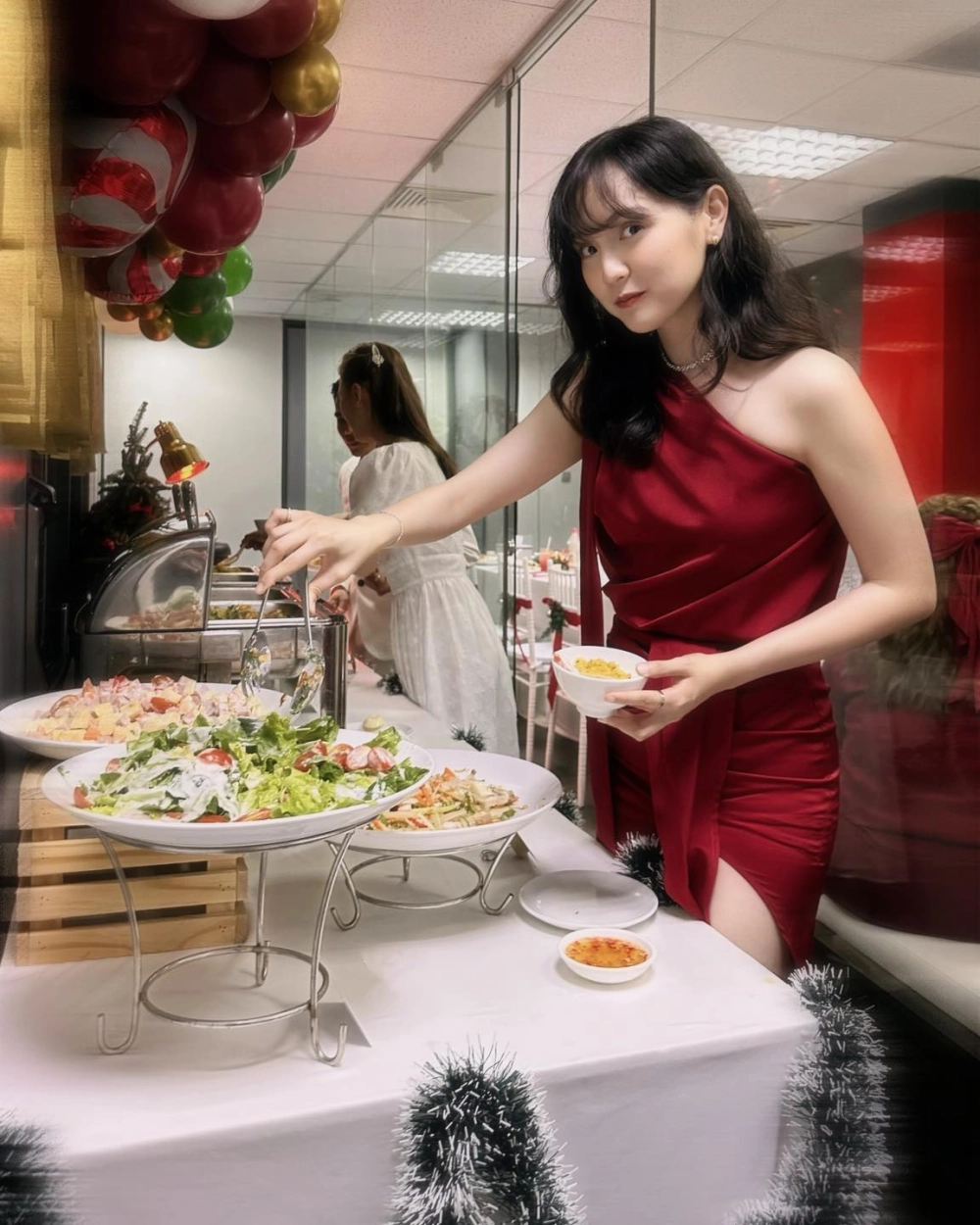 Hải Tú quyến rũ trong chiếc váy đen