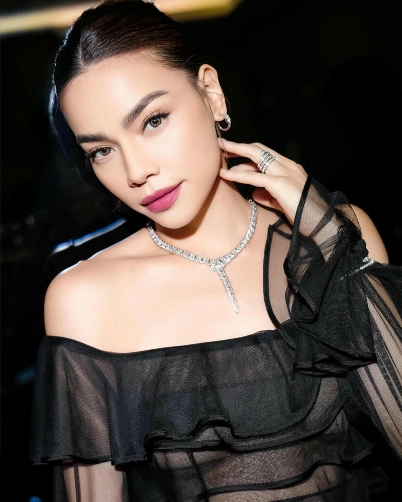 Thư giãn cùng Yoga Hồ Ngọc Hà đẳng cấp