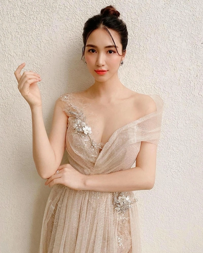 Ca sĩ Hoà Minzy khoe sắc trẻ trung