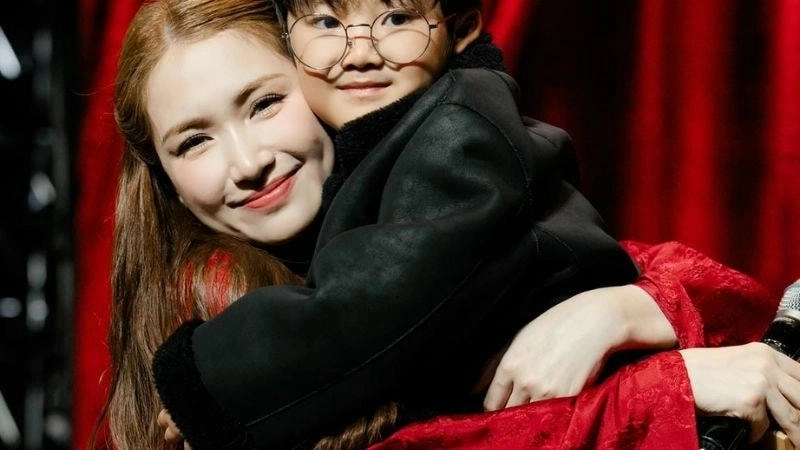 Cảm động khoảnh khắc Hoà Minzy nhận con nuôi