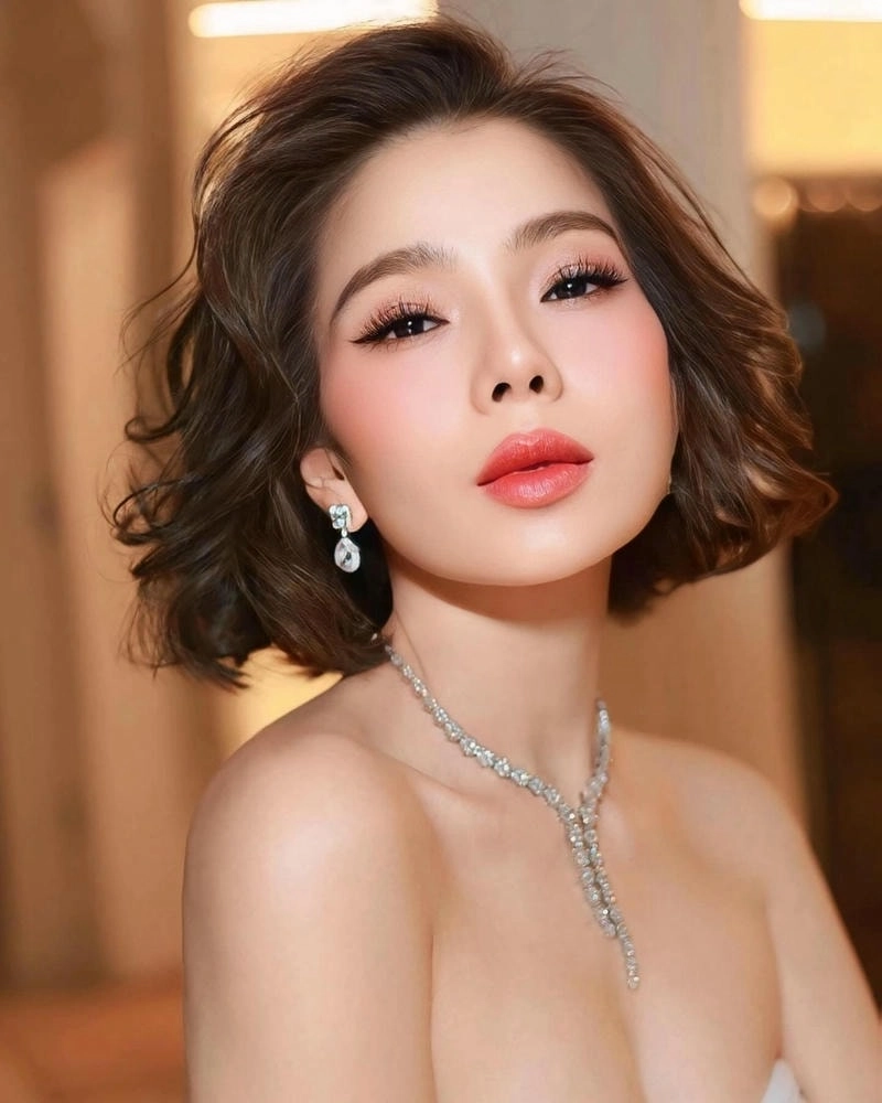 Nghe lời bài hát Lệ Quyên Câu Chuyện Đầu Năm