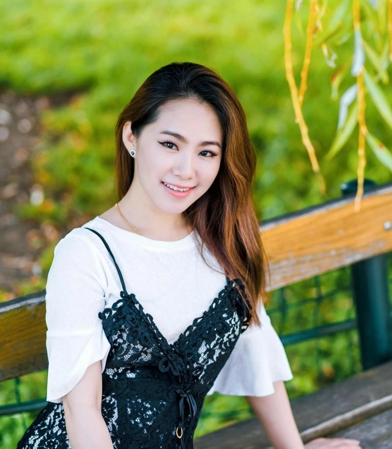 Hình ảnh đầy sắc màu Lương Bích Hữu đi giữa trời rực rỡ