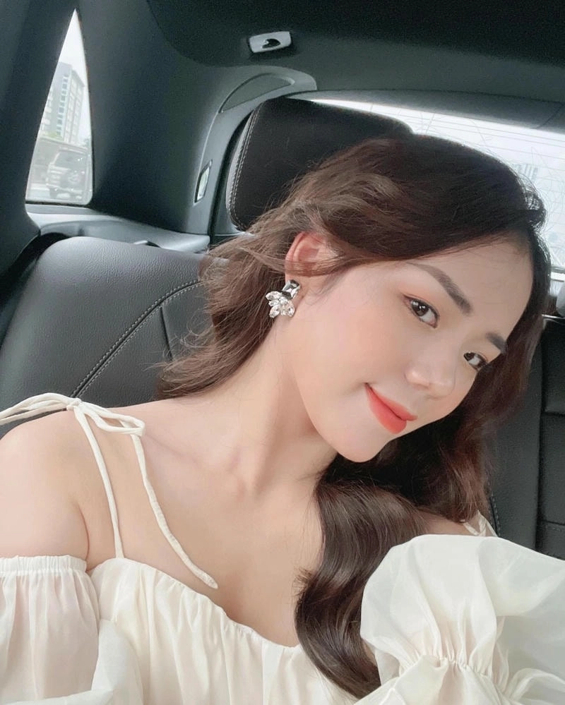 Ngắm vẻ đẹp cuốn hút của Nguyễn Hương Ly Official