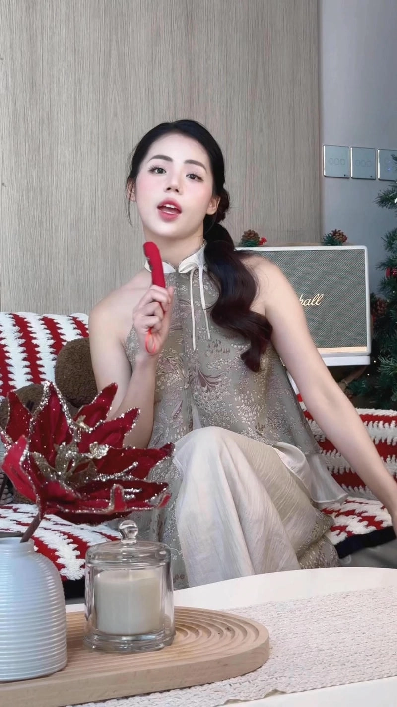 Fan bất ngờ với Nguyễn Hương Ly chiều cao