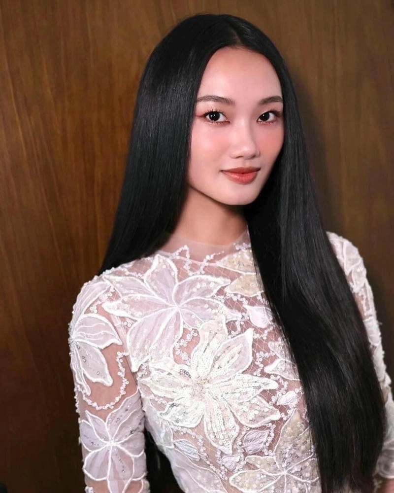 Á hậu 1 Nguyễn Quỳnh Anh rạng rỡ trong bộ ảnh mới