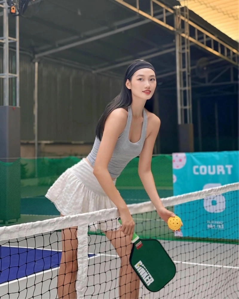 Nguyễn Quỳnh Anh hoa hậu ghi điểm với nhan sắc thanh tú